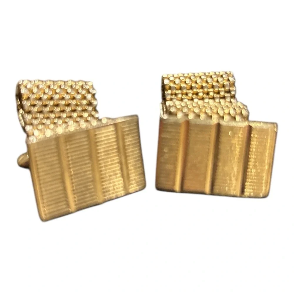 Men’s vintage cuff links 2 pair gold tone. J25